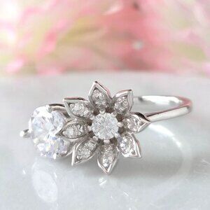 Flower Ring with Round clear gemstone, 925 Sterling Silver